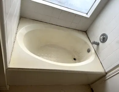 Bathtub before reglazing in Mount Vernon